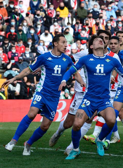 Andrés Guardado durante un partido con el Betis