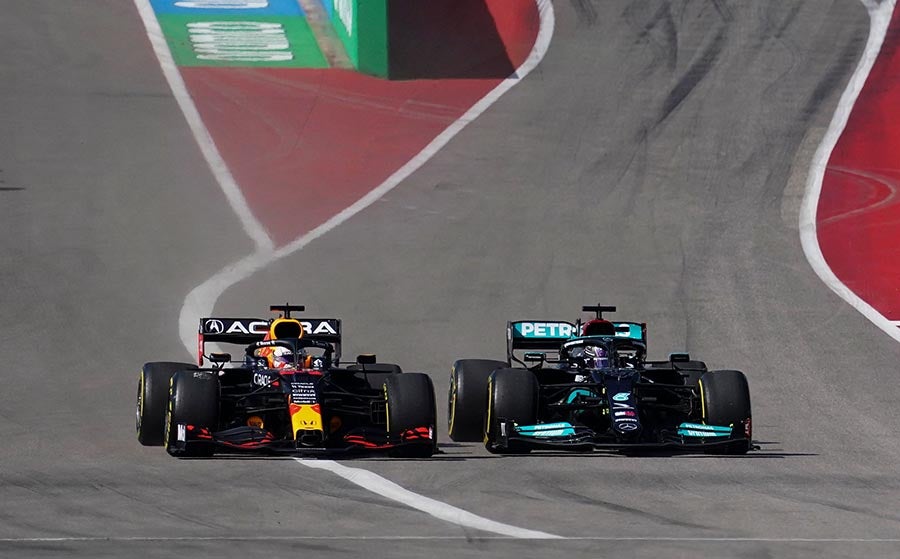 Hamilton y Verstappen en la última vuelta en Abu Dabi