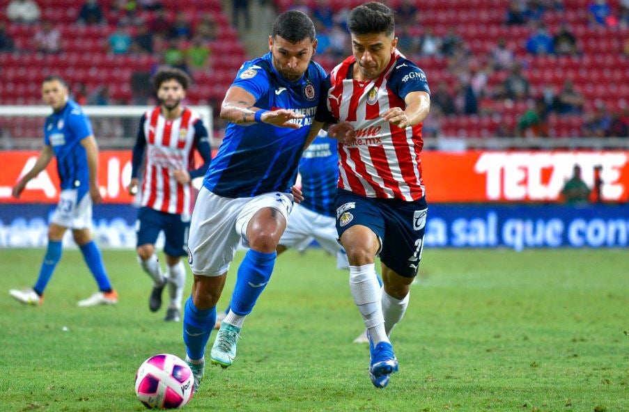 Juan Escobar en acción ante Chivas