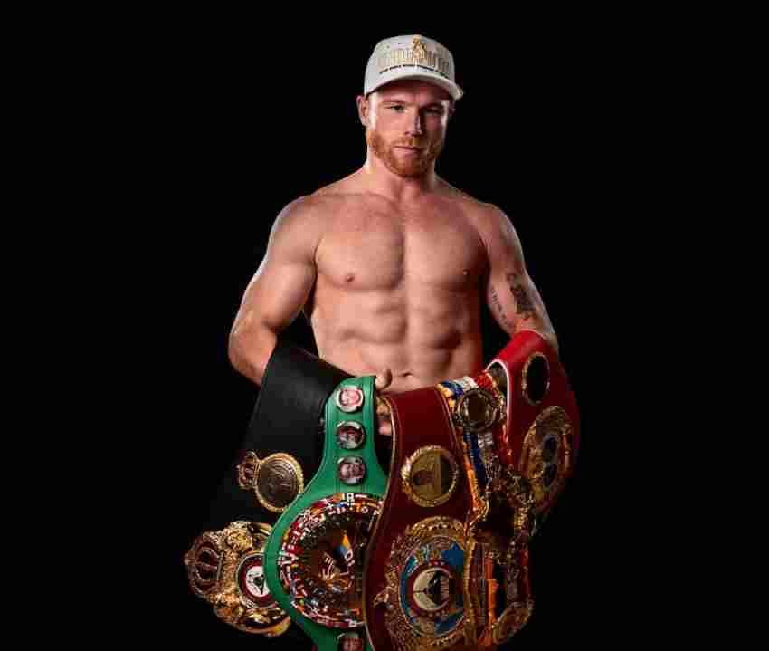 Canelo Álvarez con sus cinturones