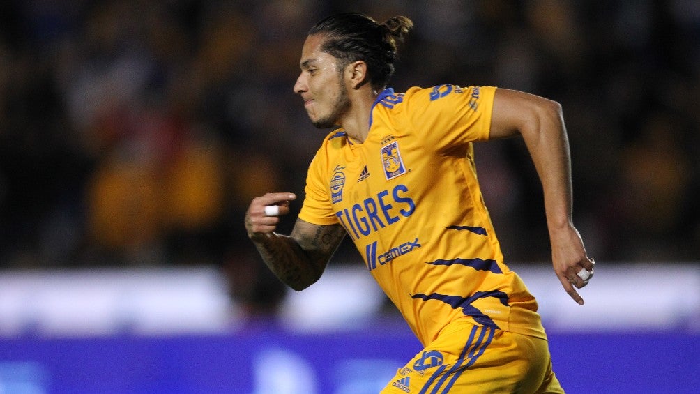 Carlos Salcedo celebrando gol con Tigres en la Liga MX