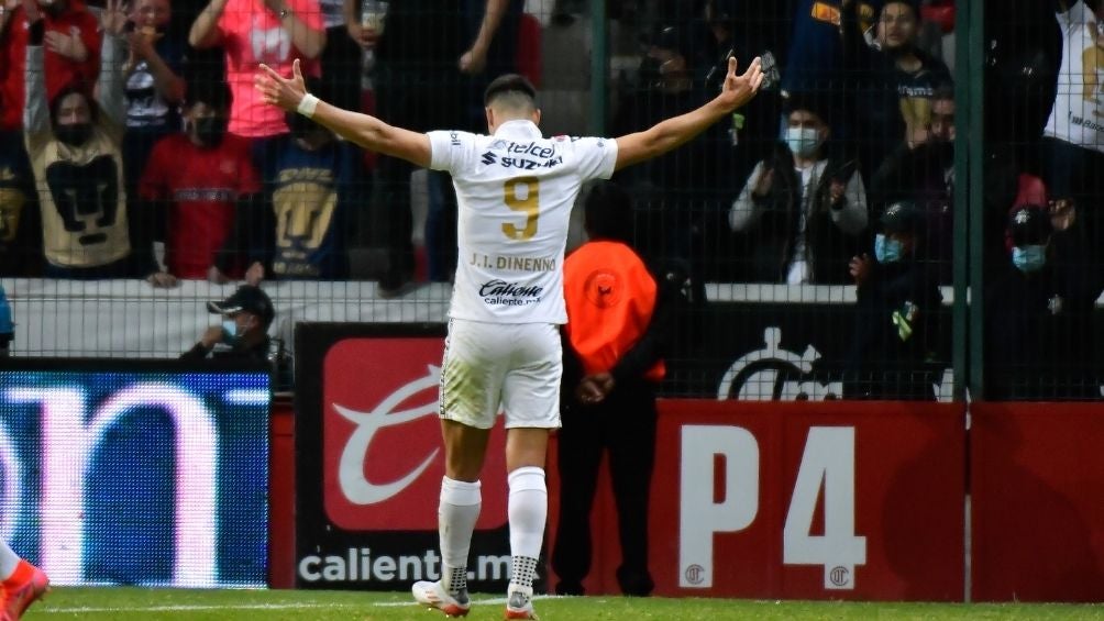 Dinenno en un partido de Pumas