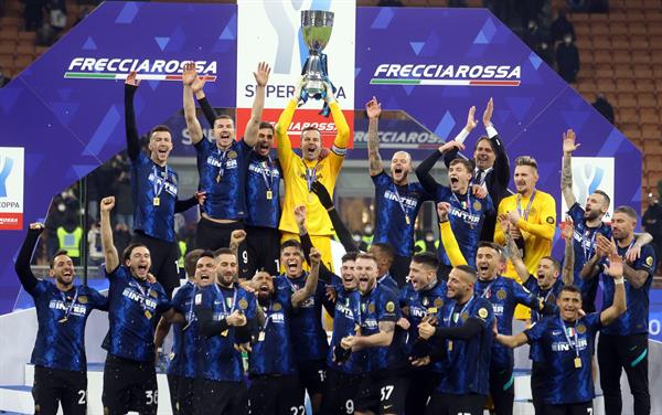 Inter de Milan celebra campeonato en la Supercopa de Italia