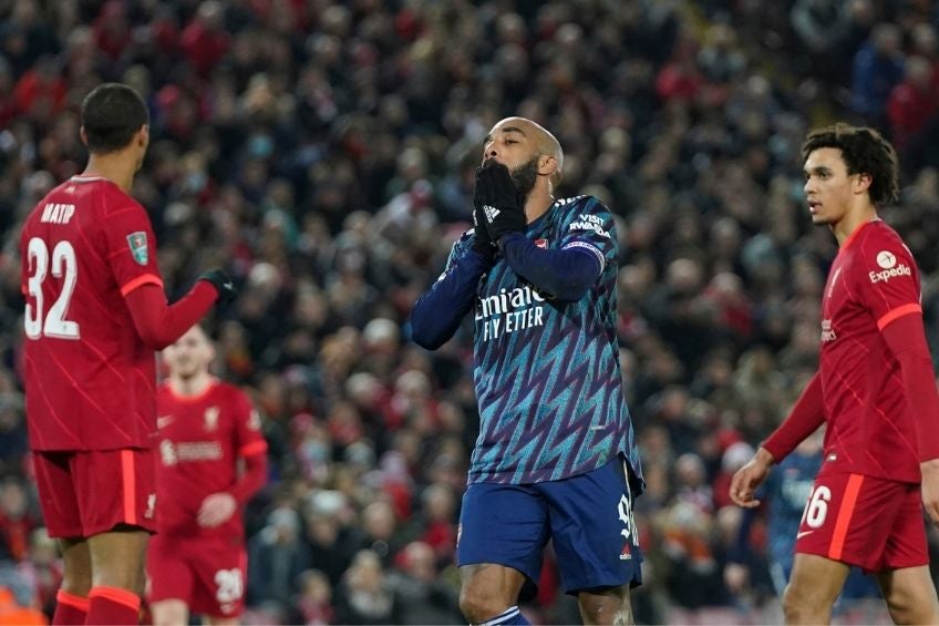 Lacazette durante el partido contra Liverpool