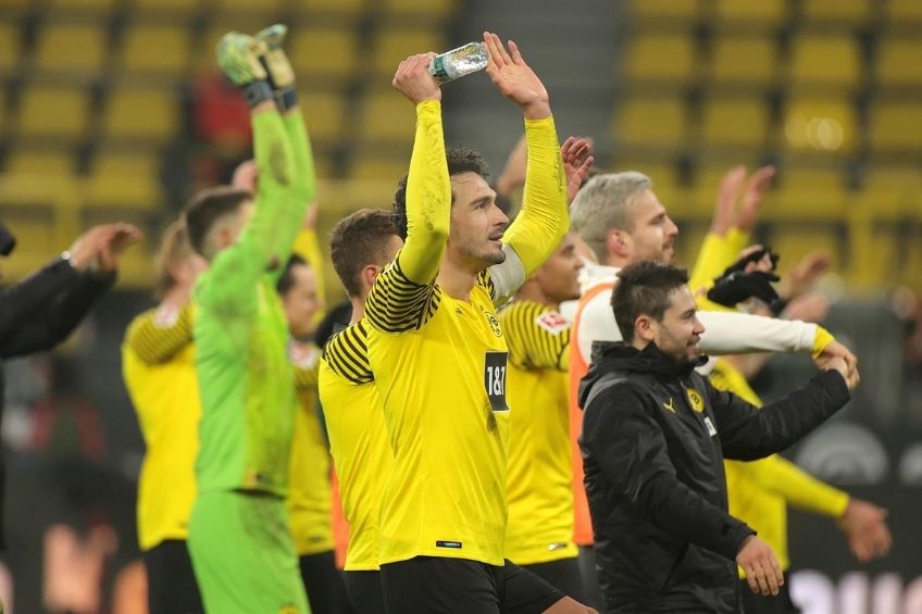 Jugadores del Dortmund agradeciendo a la afición