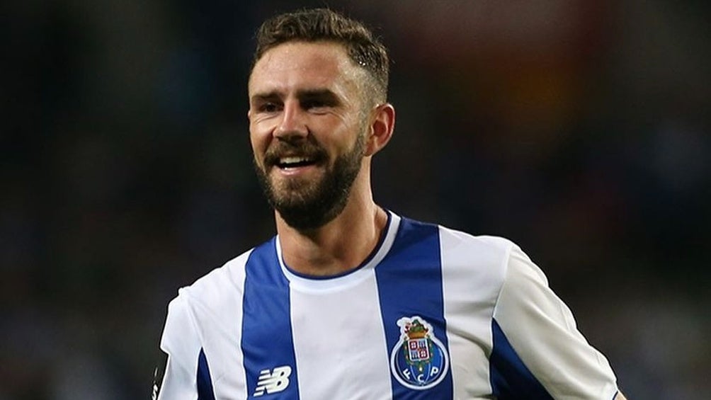 Miguel Layún jugando partido con el Porto en la Primeira Liga