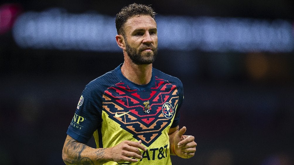 Miguel Layún jugando partido con el América en la Liga MX