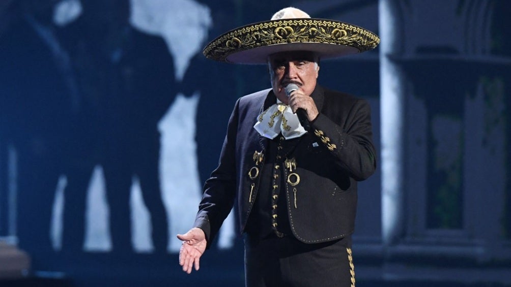 Vicente Fernández dando concierto