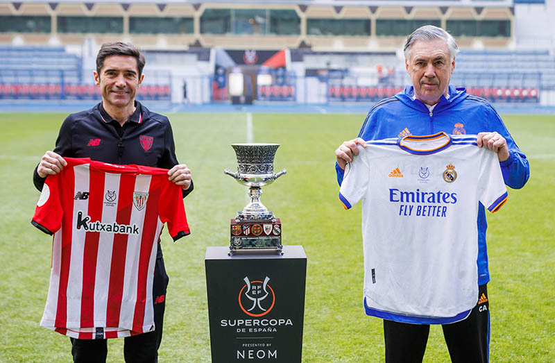 Ancelotti y García posan con la Supercopa de España