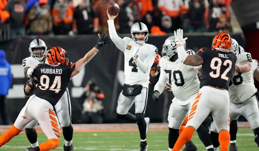 Derek Carr lanzando ante Bengals