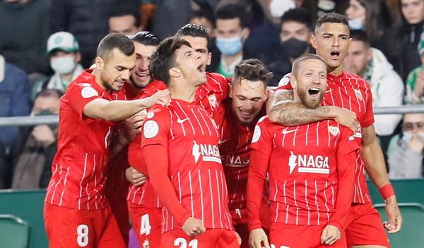 Jugadores de Sevilla en festejo 