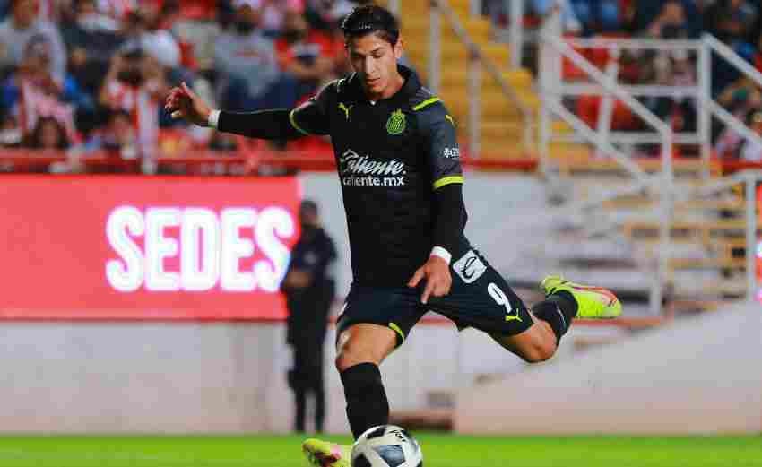 Ángel tirando un penalti en amistoso vs Necaxa