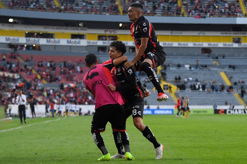 Jugadores Rojinegros festejando el gol a favor