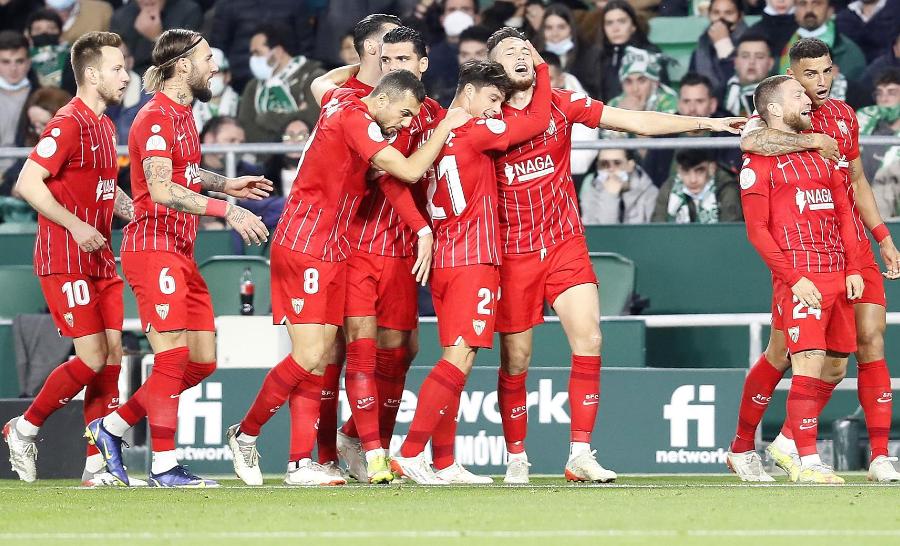 Juadores del Sevilla celebran gol del Papu Gómez