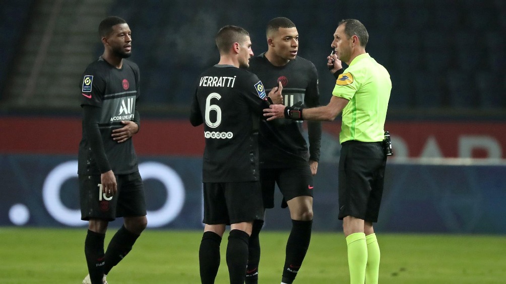 Kylian Mbappé reclamándole al árbitro del partido
