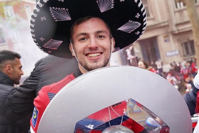 Pizzuto con el trofeo de la Ligue 1