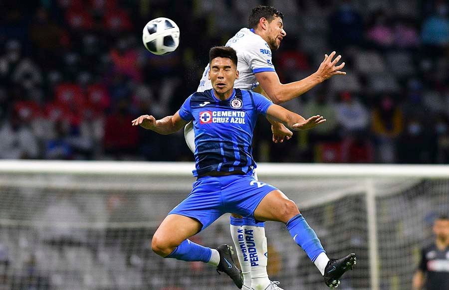 Fernández en juego de Cruz Azul