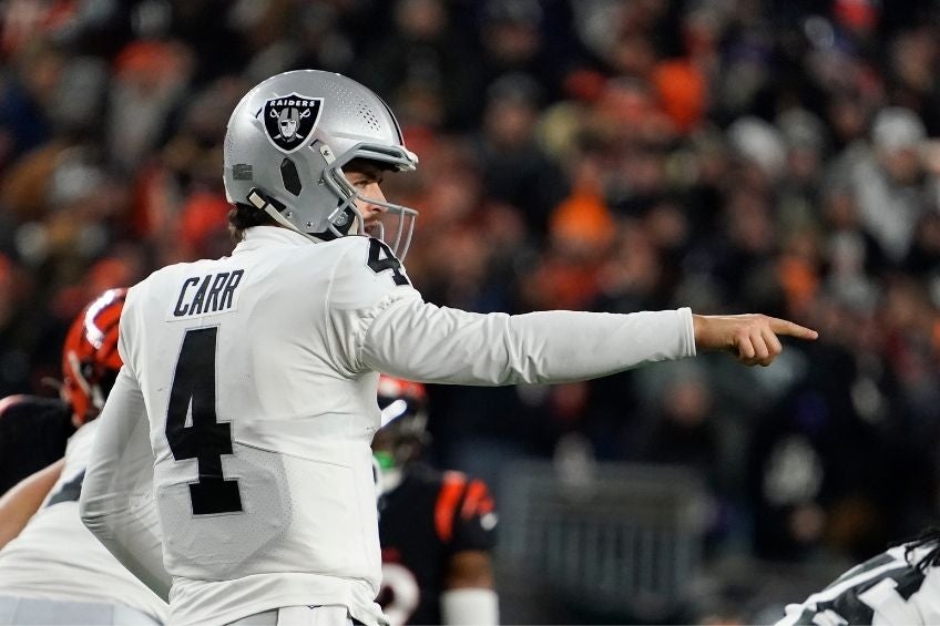 Derek Carr durante el partido de playoffs