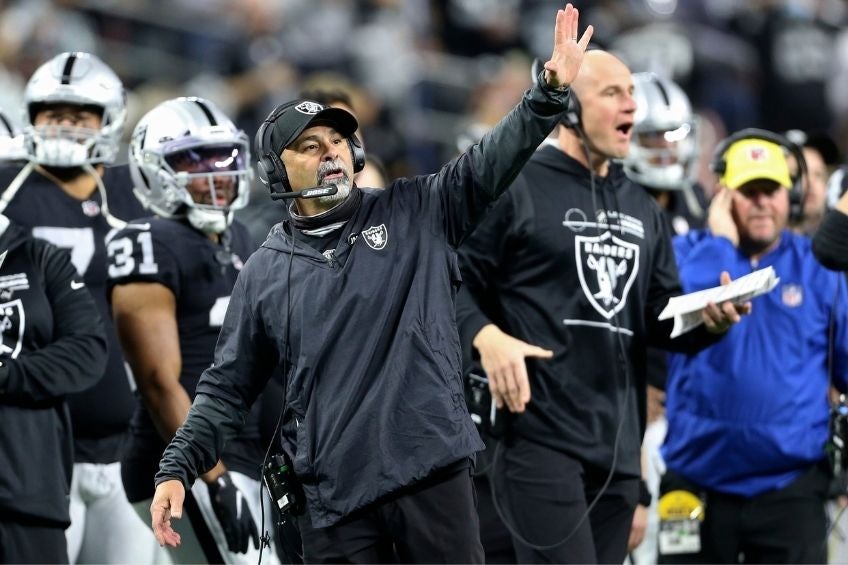 Rich Bisaccia durante el partido contra Chargers