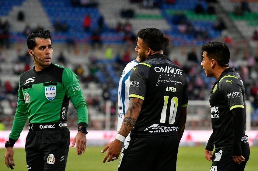 Jugadores de Chivas reclamándole al árbitro