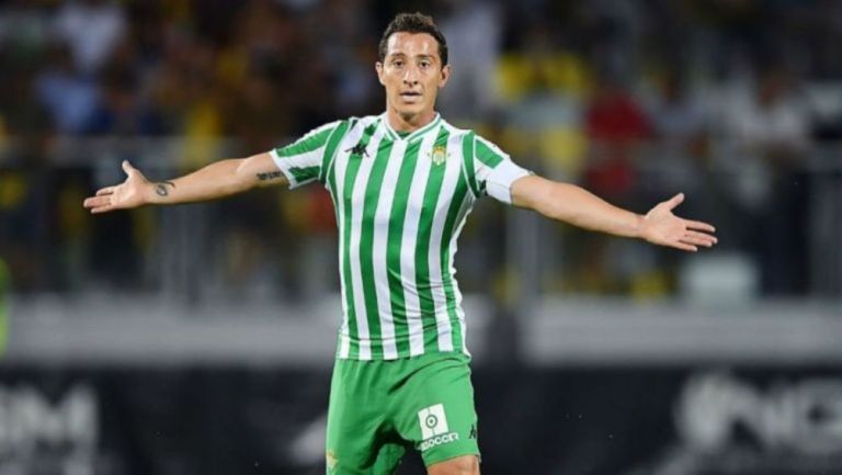 Andrés Guardado en acción con el Betis