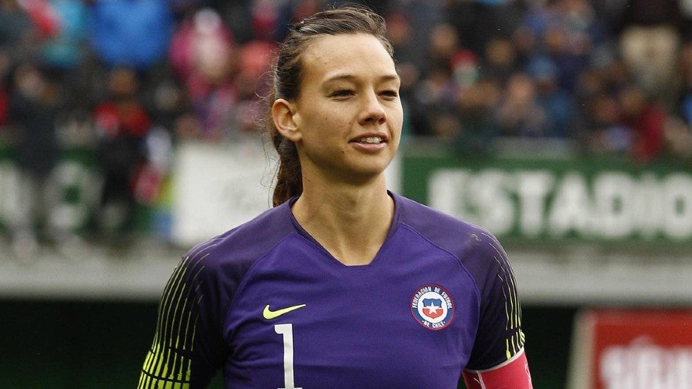 Christiane Endler jugando partido con la Selección Chilena