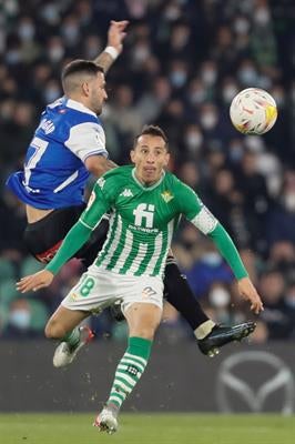 Andrés Guardado en acción con el Betis ante Alavés