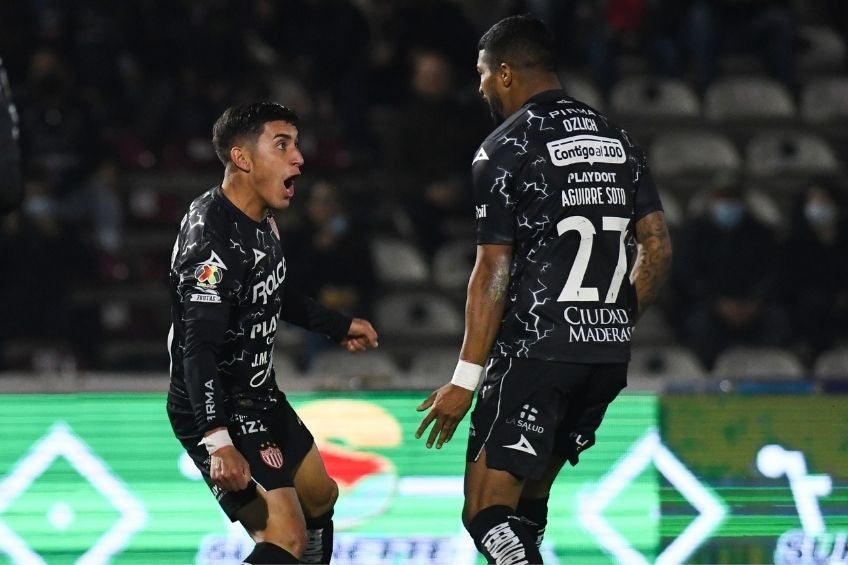 Alejandro Zendejas festejando un gol