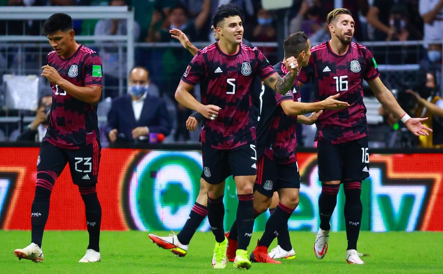 Mexicanos celebran gol ante Canadá
