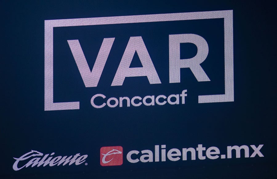 Aviso de VAR en torneo de Concacaf en el Estadio Azteca