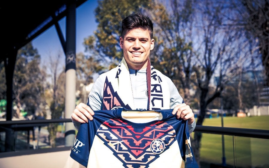 Jorge Meré con la playera de las Águilas