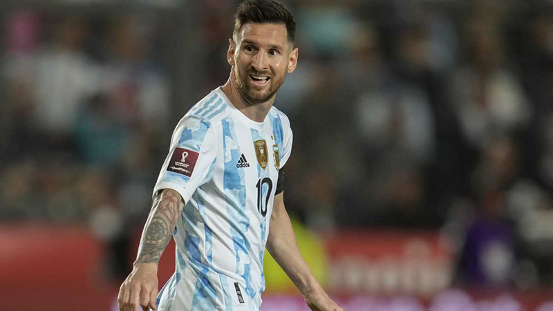 Lionel Messi durante un duelo con Argentina