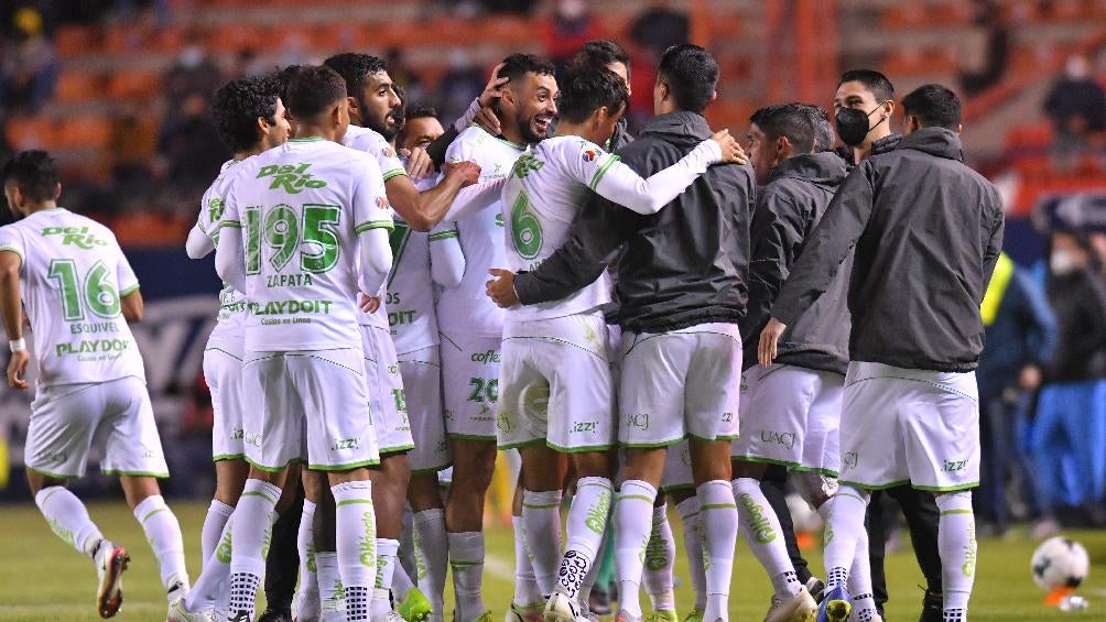 Jugadores de Bravos celebrando anotación de Anderson Leite