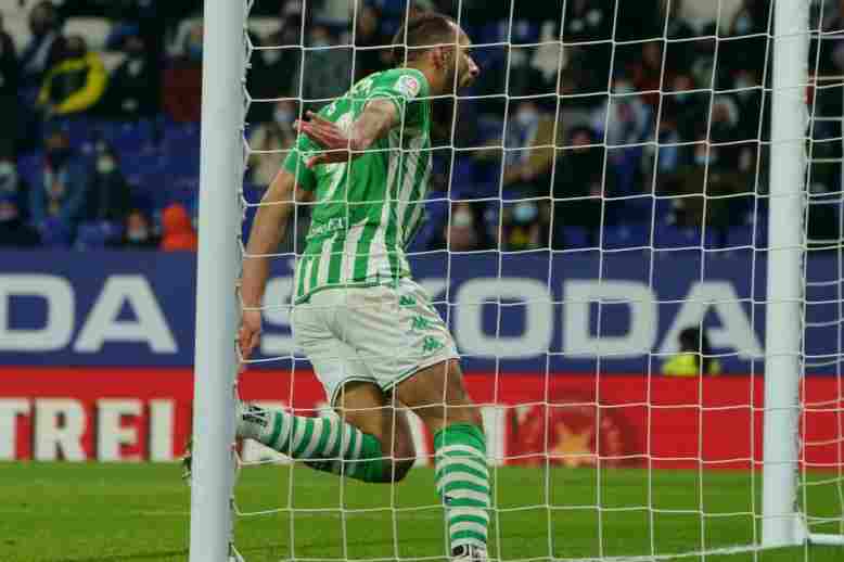 Borja Iglesias celebrando su gol