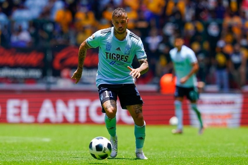 Diente López durante un partido de Tigres