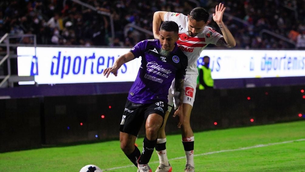 Jugadores peleando un balón