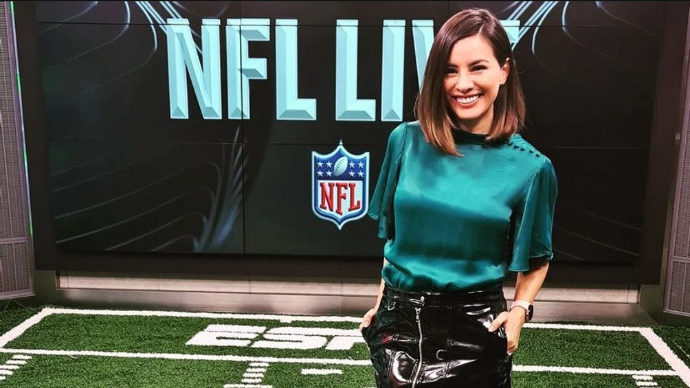 Kary Correa conduciendo programa de NFL en ESPN