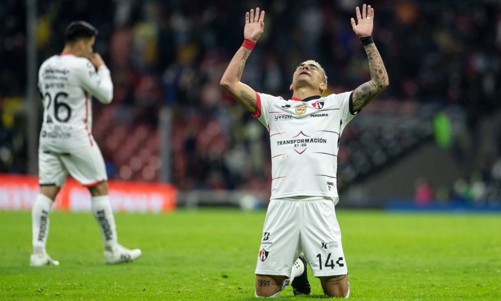 Hueso Reyes en festejo en el Estadio Azteca