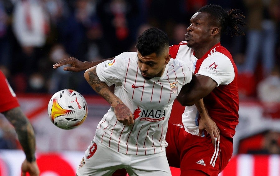 Tecatito pelea el balón ante el Celta