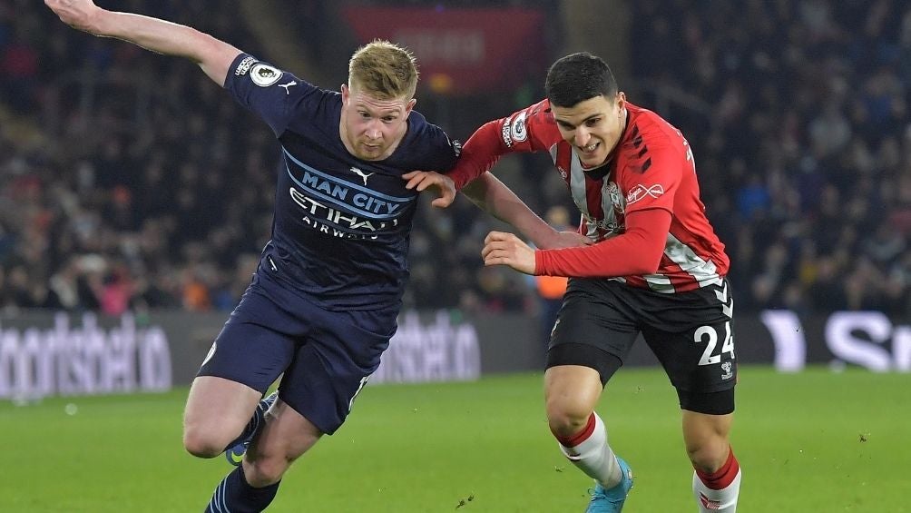 De Bruyne peleando un balón