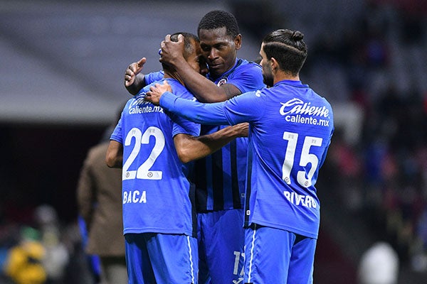 Jugadores de Cruz Azul festejan un gol