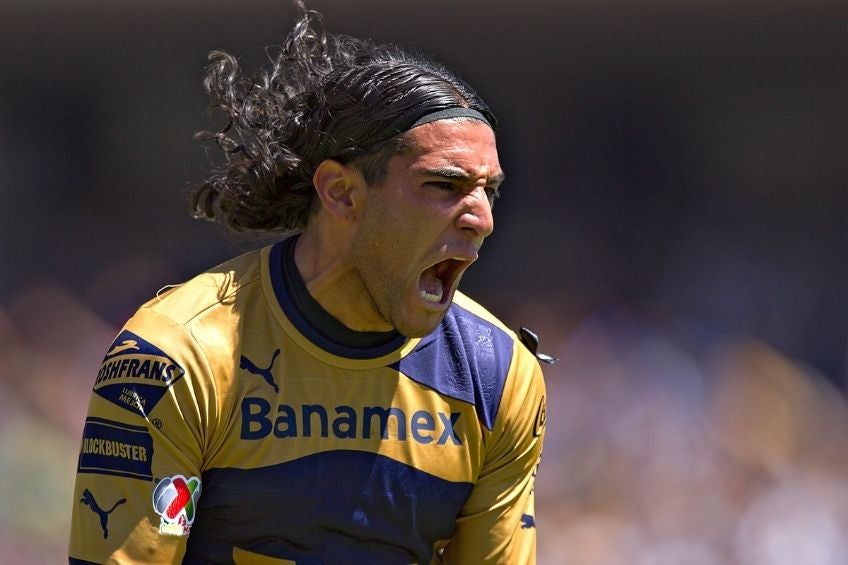 Martín Bravo festejando un gol con Pumas