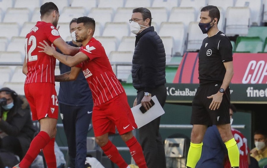 Tecatito Corona debuta con el Sevilla