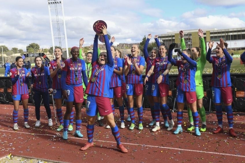 Jugadoras celebrando el triunfo con el trofeo