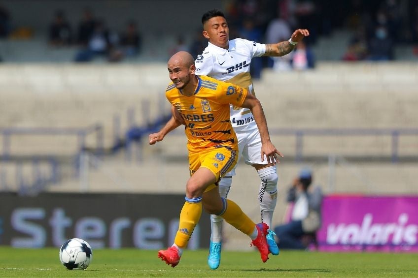 Carlos González durante el partido contra Pumas