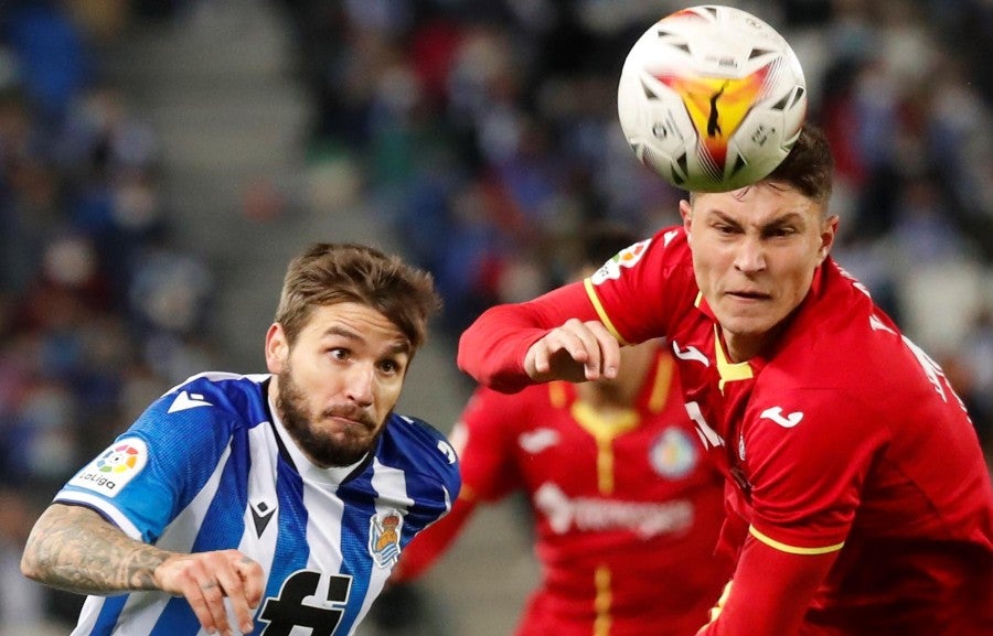 Jorge Cuenca pelea el balón con Cristiano Portugués