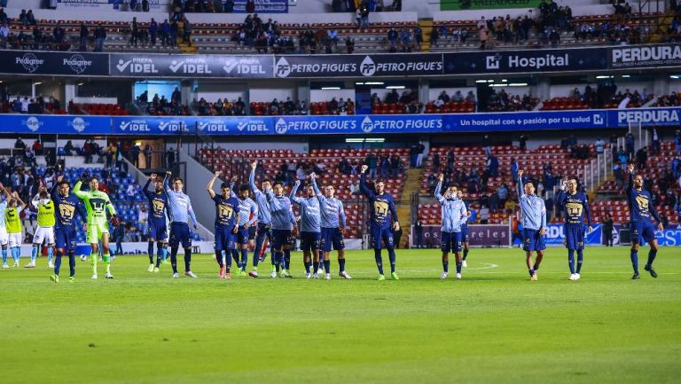 Jugadores de Pumas celebran con la afición