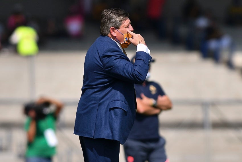 Miguel Herrera en el juego ante Pumas