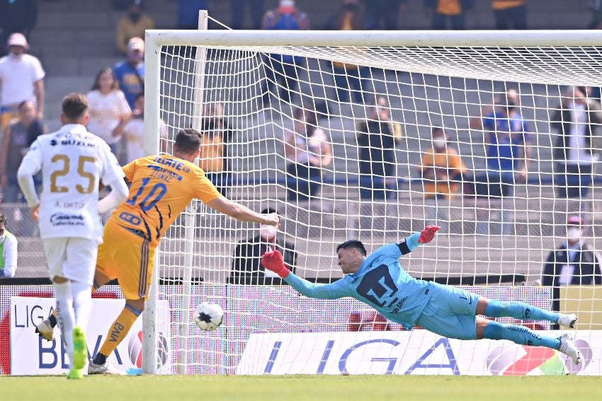 Gignac anotando el penalti de la victoria ante Pumas