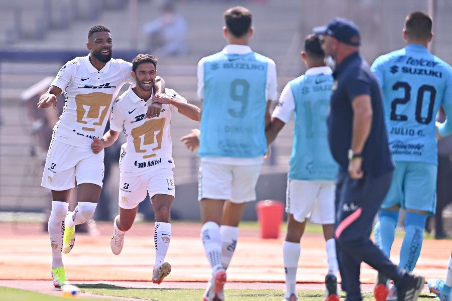 Jerónimo Rodríguez celebra con sus compañeros tras anotar